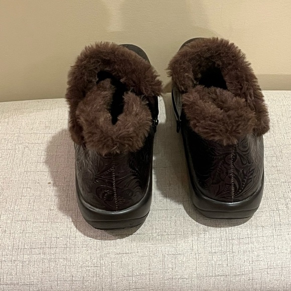 ALEGRIA Brown "Meri" Tooled
Leather Ankle Boots Sz 41 - Picture 5 of 7